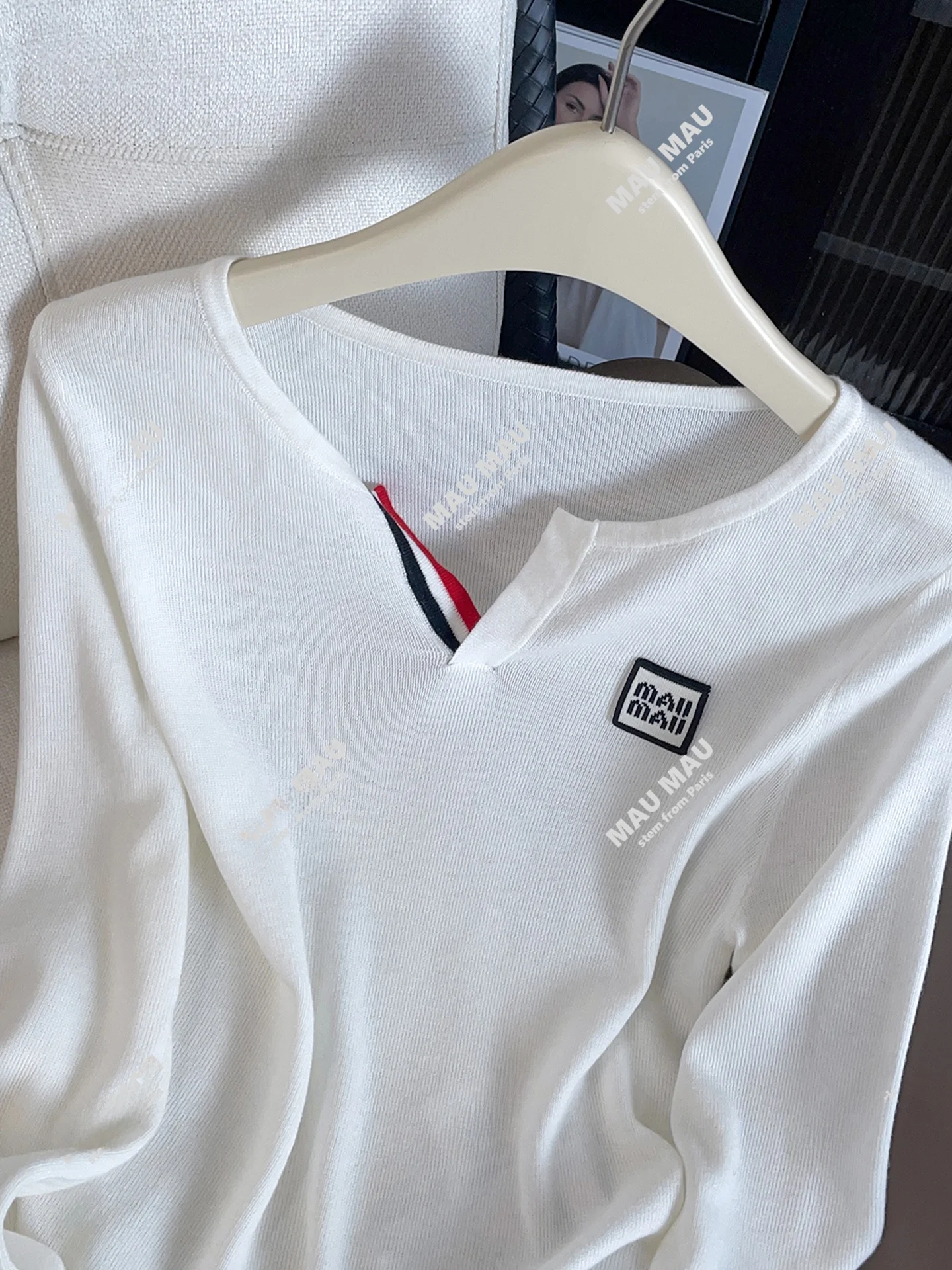 

High-End Women's Knitted Sweater V-Ne Striped Long Sve Top Comfortable Breathable Casual Faion Autumn Collection