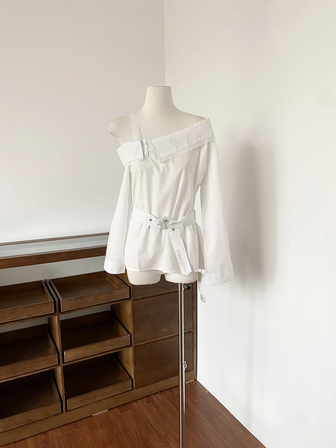 

Elegant White Lace Off-Shoulder Long Sleeve Shirt Women's Spring Fashion Korean Style Design Sense Slant Shoulder Pure Desire