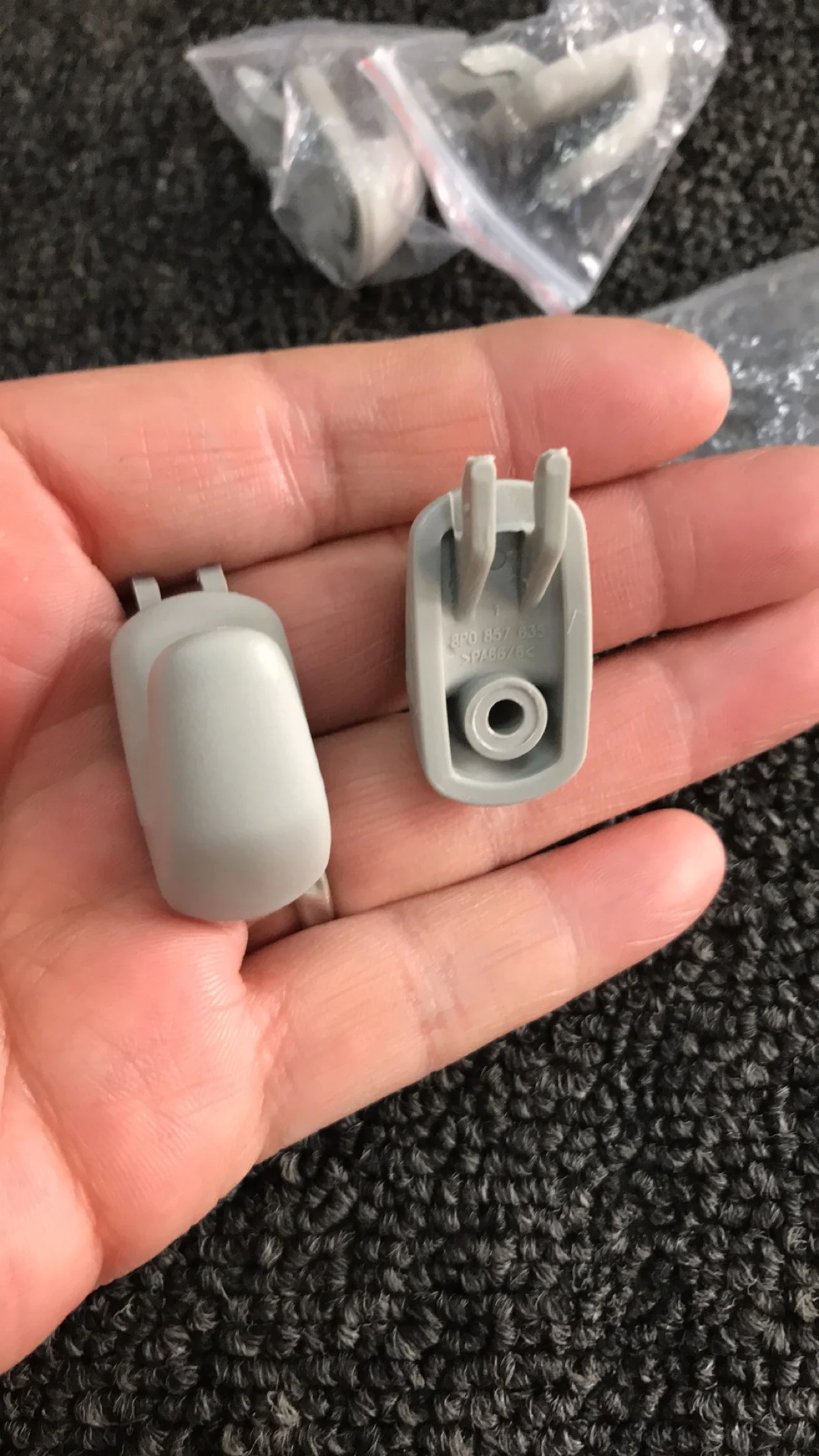 

For AUDI A4L A3 A5 A6L Q3 Q5 Q7 A7 B-pillar trim plate Hooks