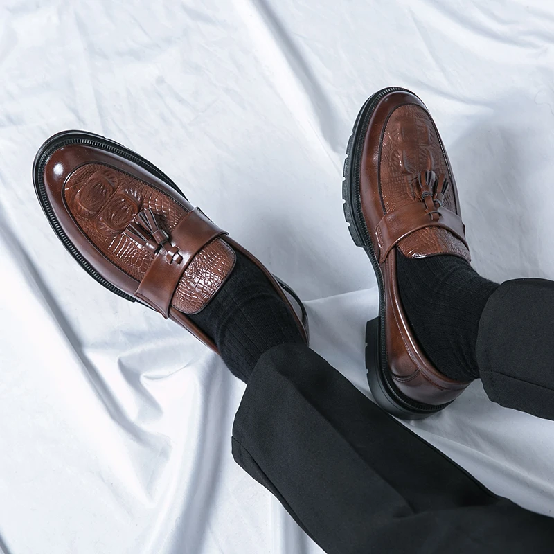 

Лоферы с кисточками из крокодилового узора, однотонные модные удобные мужские туфли с острым носком на низком каблуке для деловых джентльменов