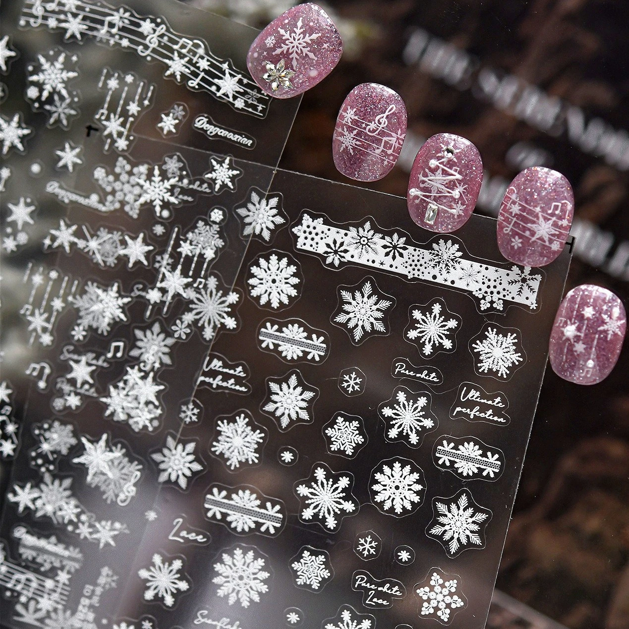 สติ๊กเกอร์ติดเล็บลายเกล็ดหิมะสีขาว ดาว โน้ตดนตรี ต้นคริสต์มาส พวงหรีด โบว์ ลูกบอลคริสตัล ตุ๊กตาหิมะ ซานตาคลอส สำหรับตกแต่งเล็บช่วงฤดูหนาว