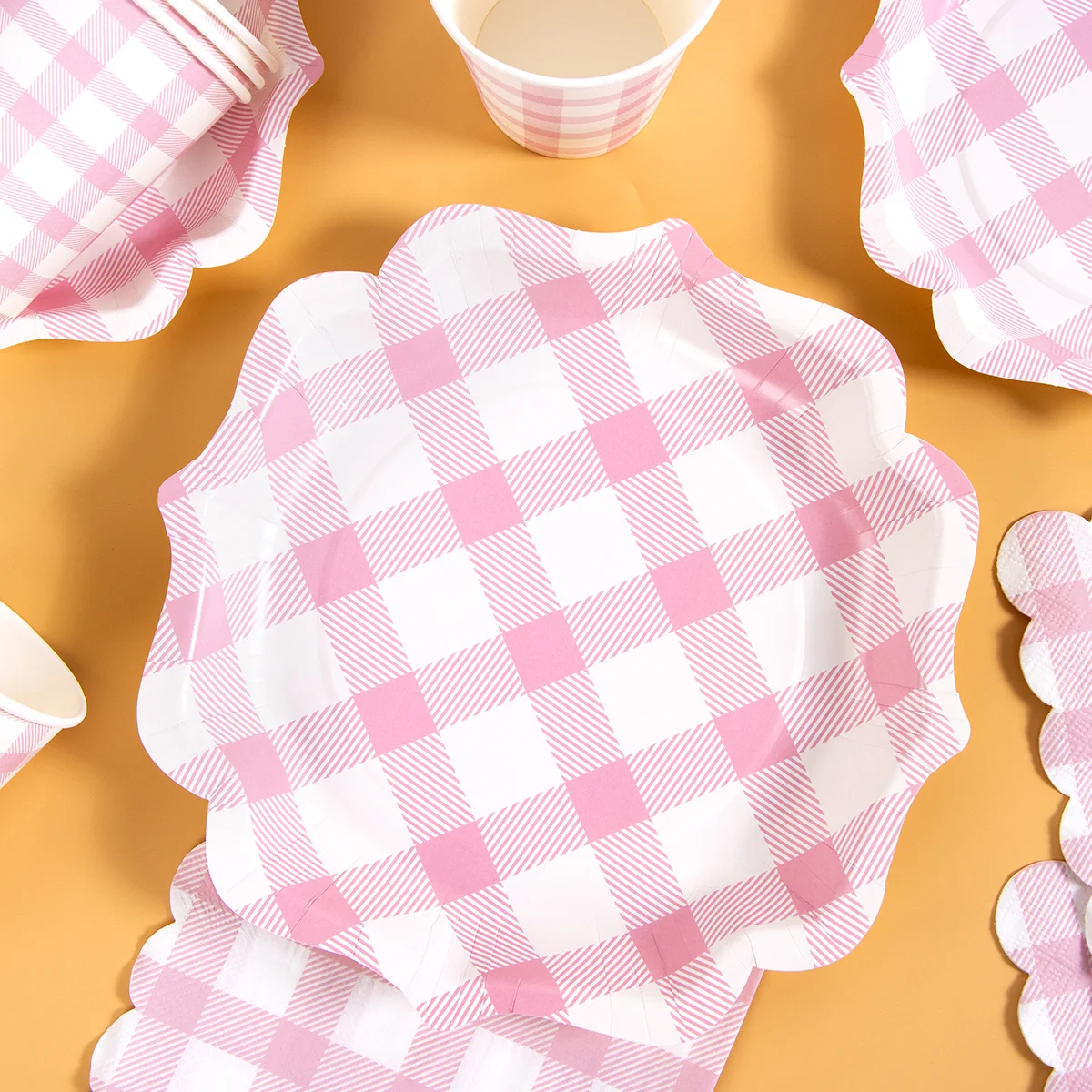 Pink Checkered Disposable Party Tableware Paper Plates Napkins and Kitchen Convenient Disposable Tableware
