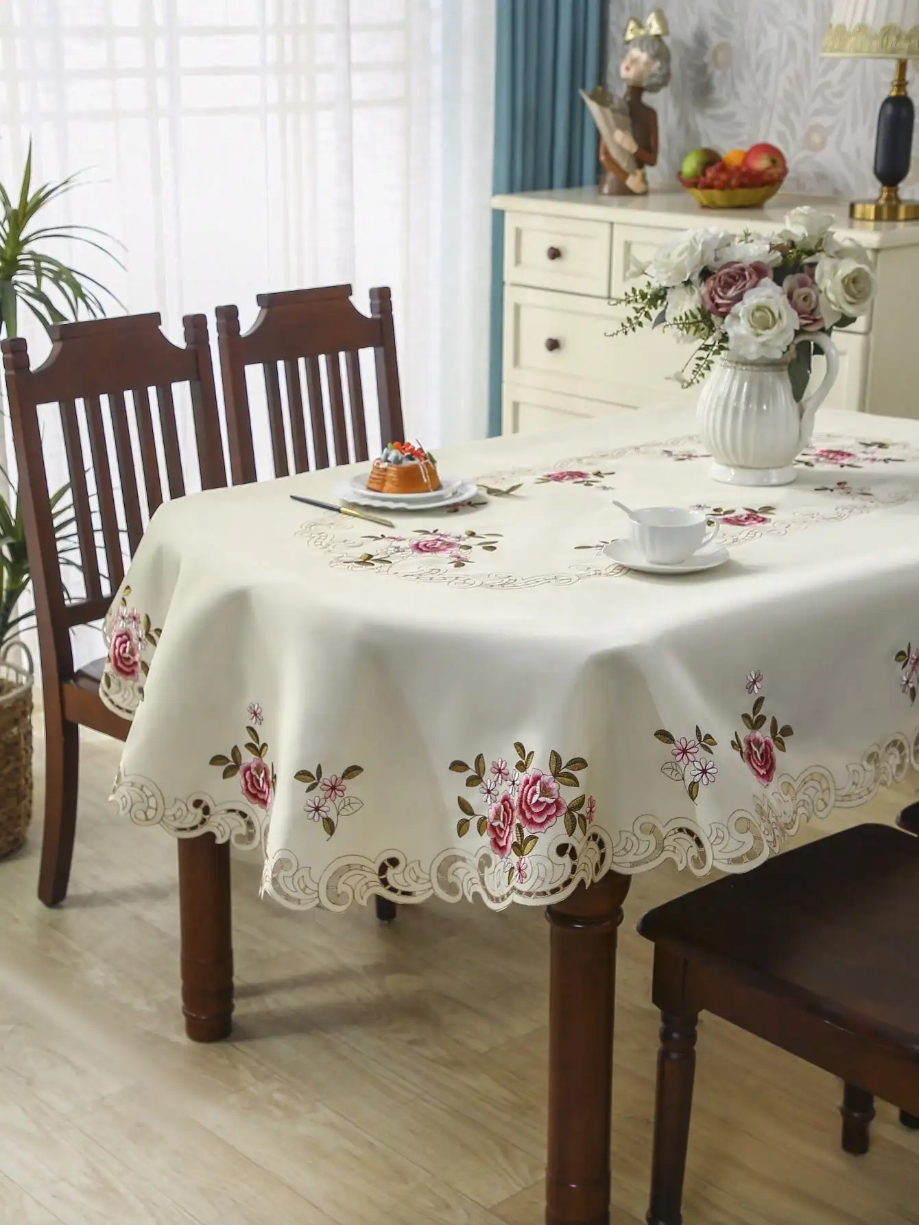 1 Piece Floral Embroidered Handmade Hollow-Out Oval Tablecloth, European-Style Polyester Fiber Oval Embroidered Handmade Hollow-Out Dust-Proof and Heat-Resistant Tablecloth, Suitable for Dining Tables, Coffee Tables, and Everyday Home Use and Wedding Parties