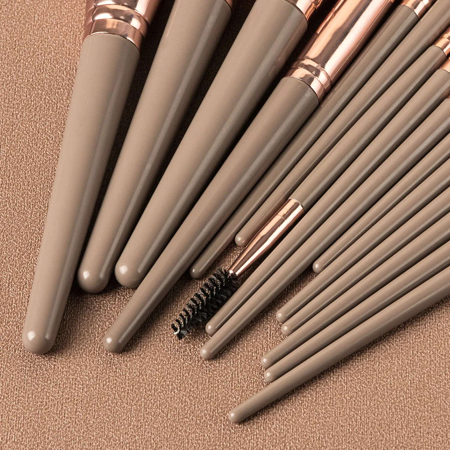 Set di pennelli per trucco Viso Occhi Pennello per trucco Ciglia Fard Labbra Pennello Eyeliner Fondotinta Ombretto Sopracciglio Evidenzia polvere