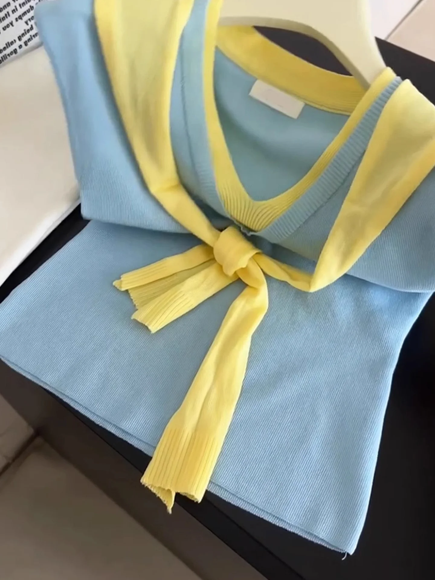 Summer 2025 Ice Silk Knitted Vest Svel V-Ne Slimming Base irt Color Blo Fre Sle Age Reduction Top Korean Sle