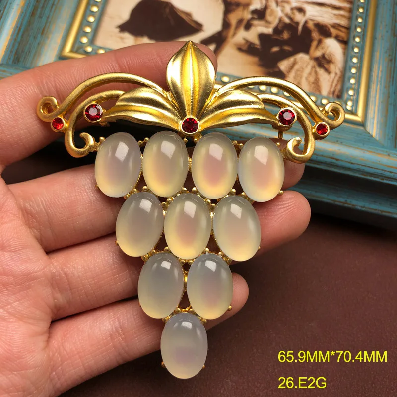 

Vintage jewelry with exquisite and fashionable design, grape brooch plated with real gold, elegant temperament pin for women