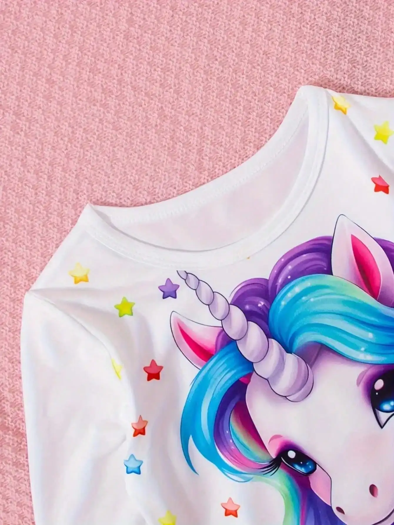 Kinderbekleidungsset mit langärmligem T-Shirt-Oberteil mit Rundhalsausschnitt und Einhorn-Print sowie langen Hosen mit elastischem Bund und Print – Detail 4