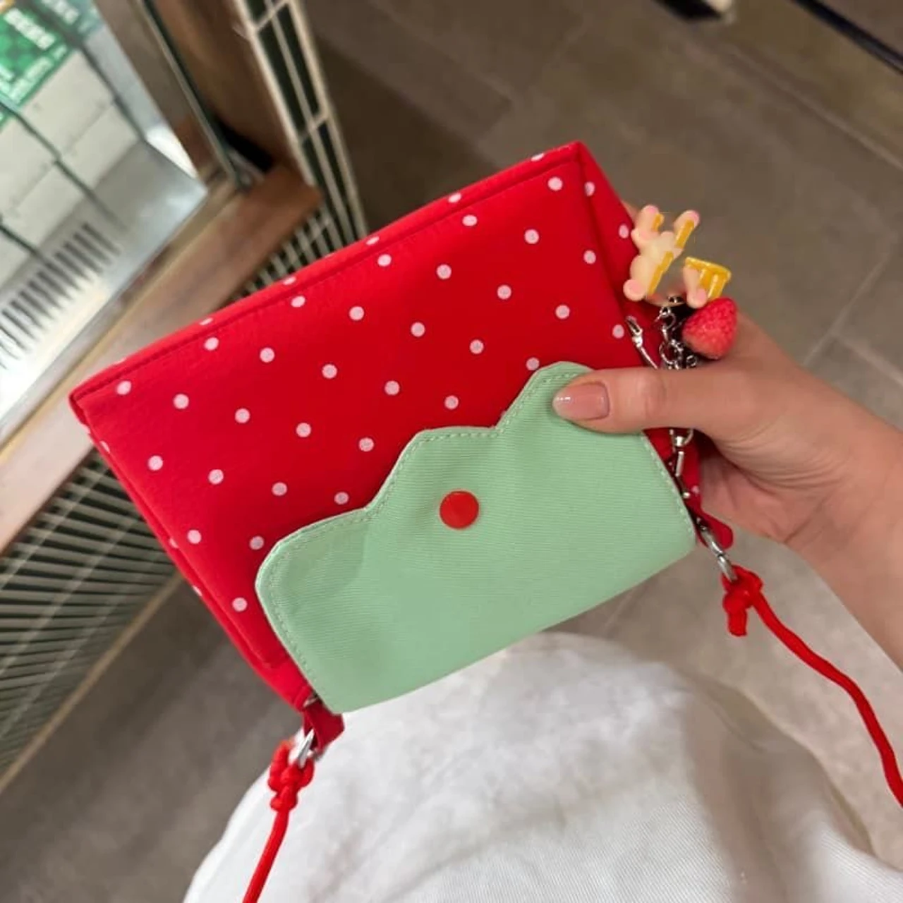 Süße Mädchen-Erdbeer-Polka-Dot-Umhängetasche 2026 Neue Niedliche Koreanische Perlen-Handtasche Vielseitige Schultertasche Geschenk – Detail 2