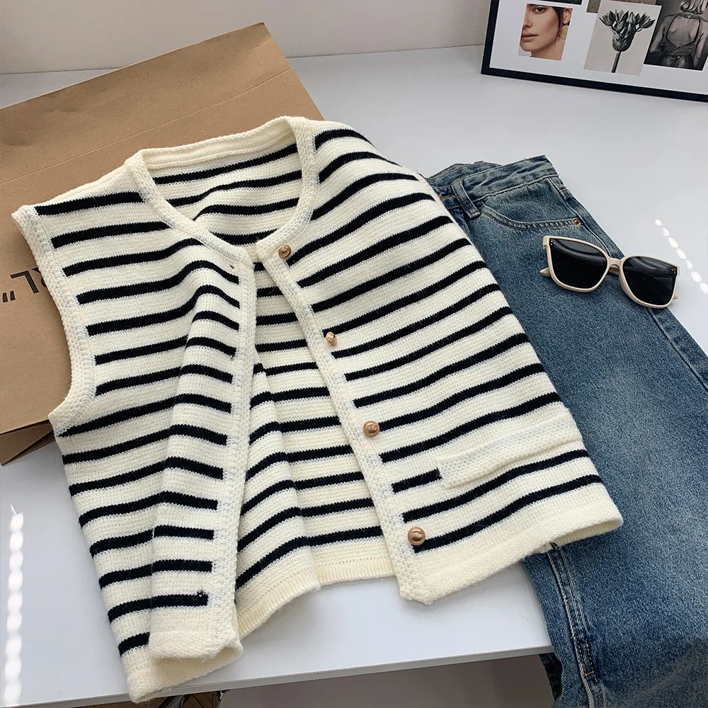 Women\'s Striped Knitted Vest Spring Autumn Fashion O-Neck Sleeveless Sweater French Elegant Gold Buckle  All-Match Cardigan Top