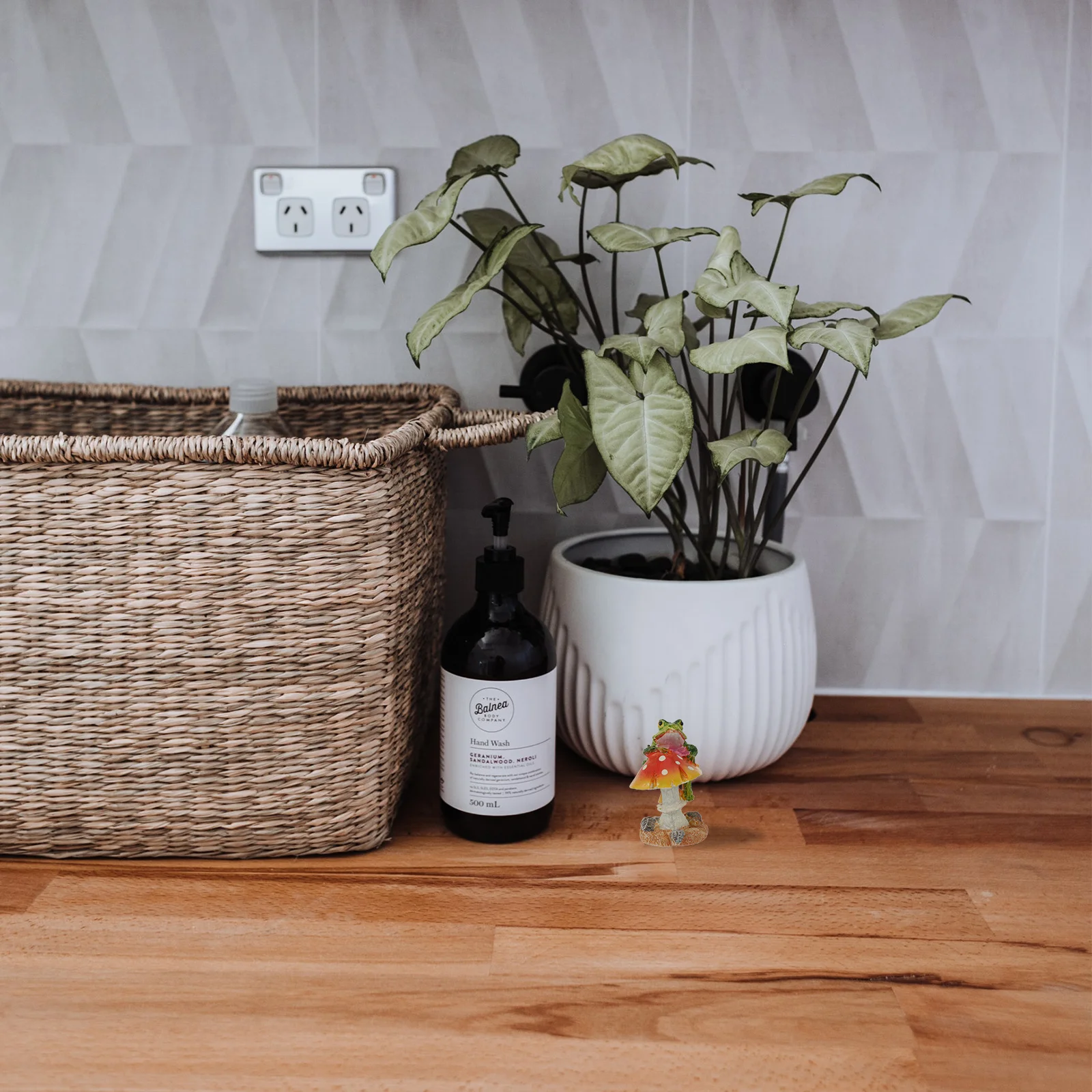 

2Pcs Resin Frog Red Mushroom Ornament Small Pot Decoration Garden Animal Sculpture Flowerpot Statue Animal Mushroom Ornament