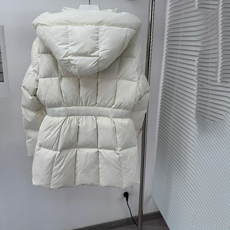 Nuovo cappotto invernale con cappuccio alla moda e versatile Piumino caldo di media lunghezza da donna attillato e ampio