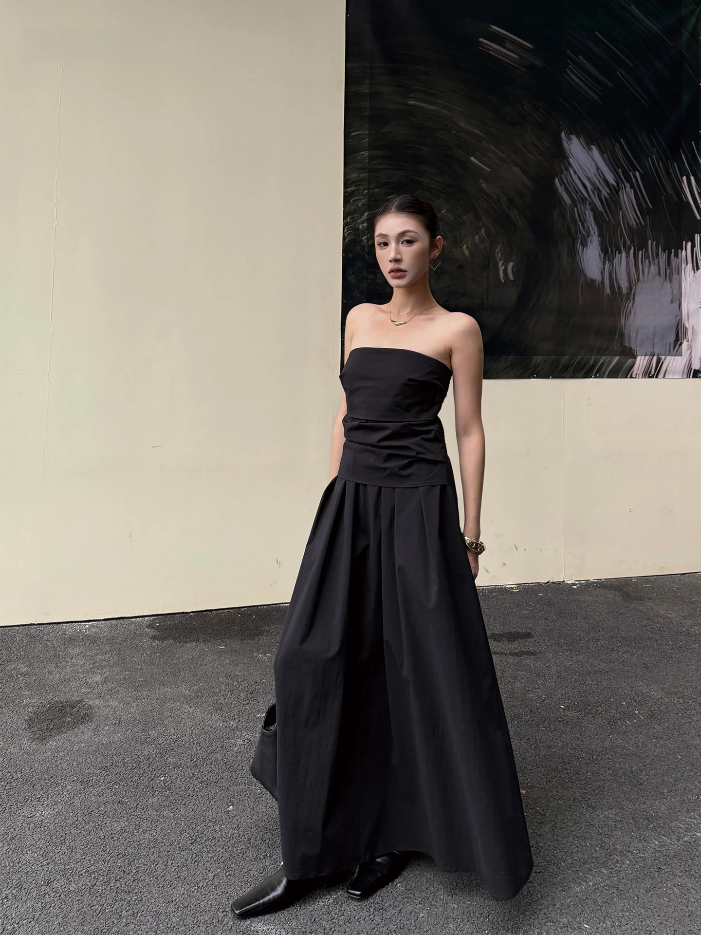 

Элегантное черное платье из текстурированного шелка с высокой талией, простой и изысканный дизайн.