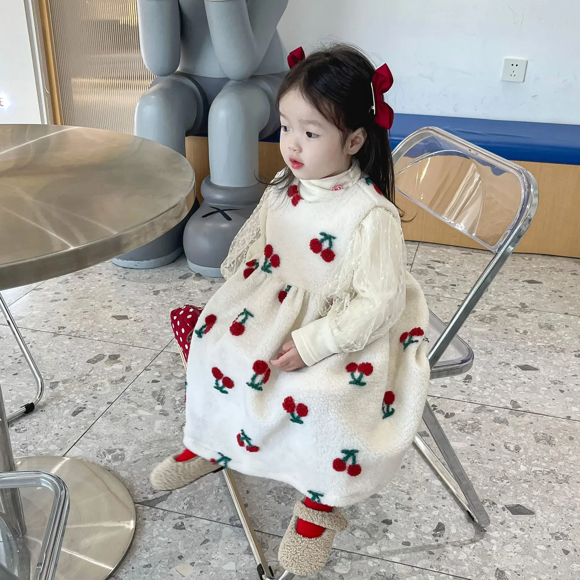 

2024 Girls Winter New Plush Vest Skirt Fashionable Cute Cherry Plush Thickened Plush Baby Dress Loose Warm Dress