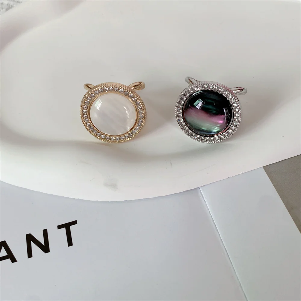 الملابس الزاوية عقدة زر تشيكوسلوفاكيا دائرة الدائري للنساء قميص هيم تي شيرت وشاح مشبك الزركون الملابس اكسسوارات الديكور هدية