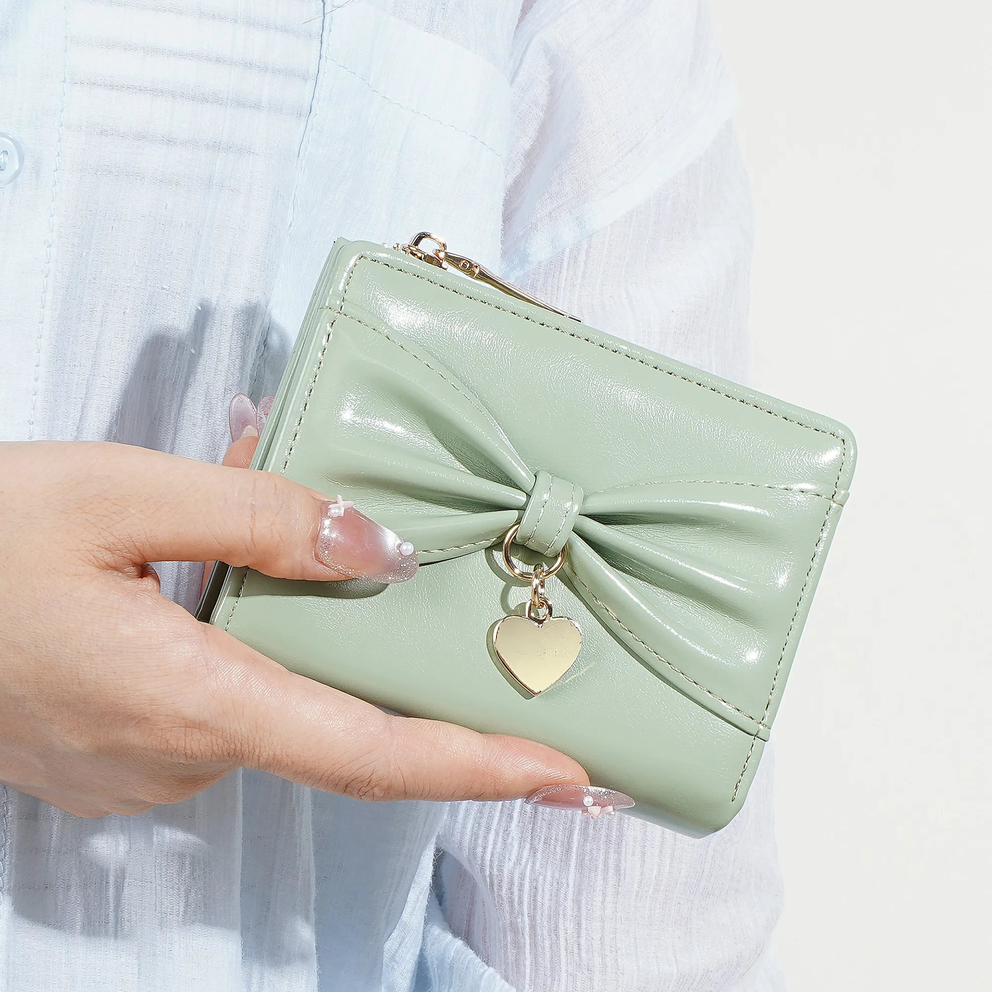 1 Stück Damen-Mini-Geldbörse mit Schleifenmuster, tragbare Münztasche in Herzform, leichte Taschen-Geldbörse für Reisen und Urlaub, einfarbige, minimalistische Kartenhülle, süße Geldbörse in Dopamin-Farben für Mädchen, das perfekte Geschenk für Mädchen. – Detail 11