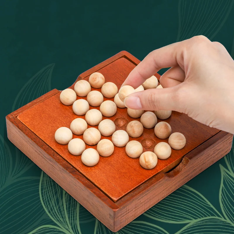 Wooden independent single noble chess ornament