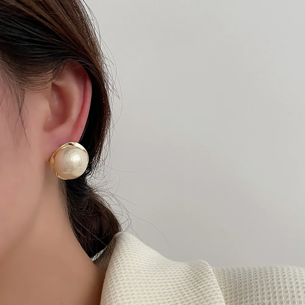 2024 New Light Luxury Simple Elegant Golden Pearl Stud Earrings For Women Fashion Cute Metal Jewelry Party Gifts