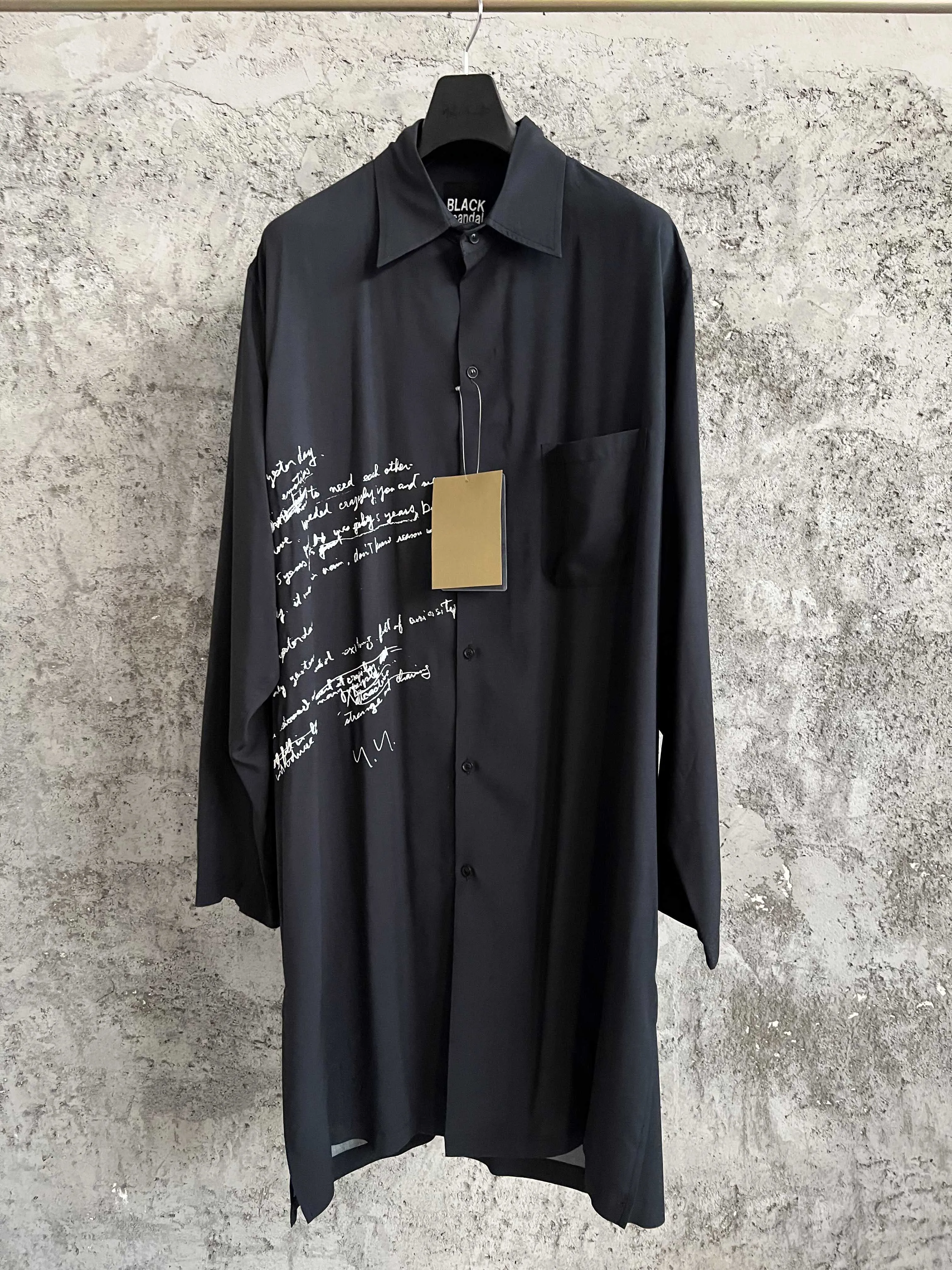 

Тексты песен, подпись, удобная рубашка, тонкое длинное платье с принтом.