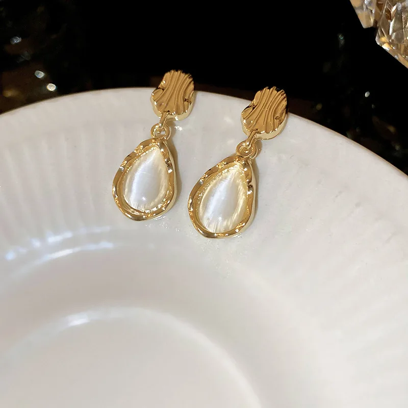 Retro Golden Water Droplet Dangle Earrings for Women Metal Frame Inlaid Opal Bead Uneven Geometry Drop Earrings Jewelry Gift