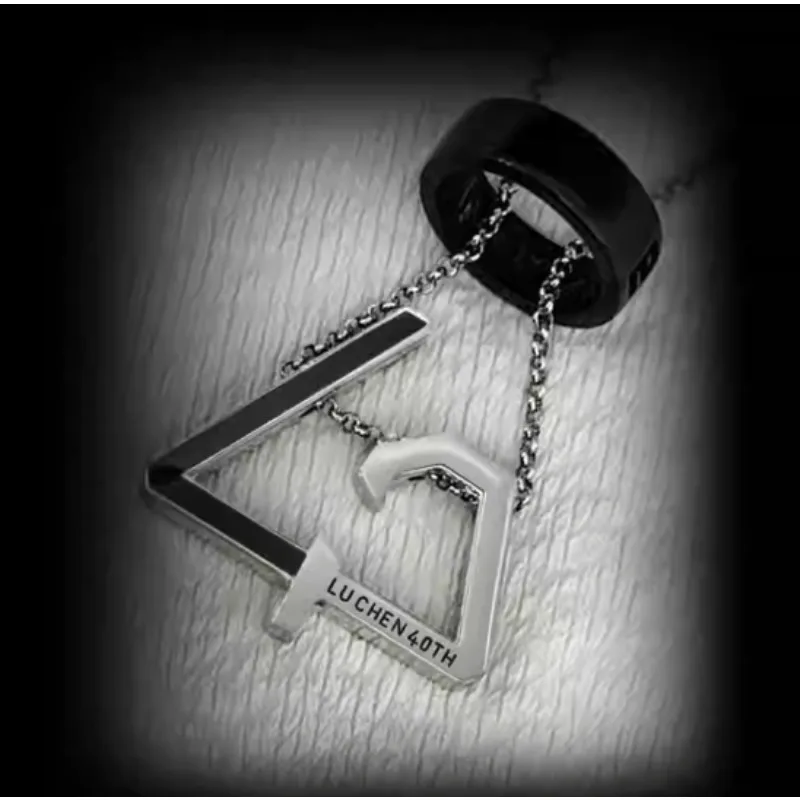 

Волшебное ожерелье-флеш-подвеска: иллюзия проникновения кольца сквозь подвеску, реквизит для уличной магии крупным планом