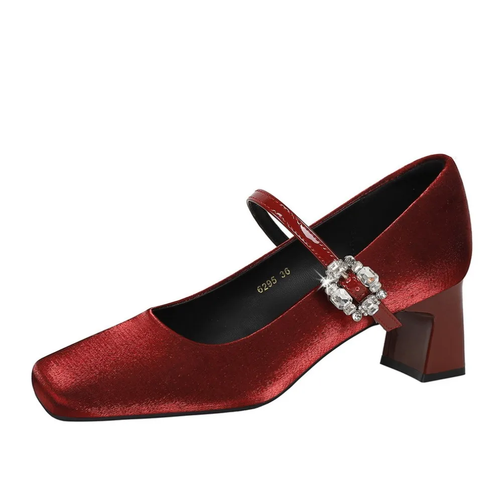 

Женские глянцевые атласные туфли Мэри Джейн на низком блочном каблуке с квадратным носком и пряжкой со стразами, удобные винтажные элегантные повседневные туфли