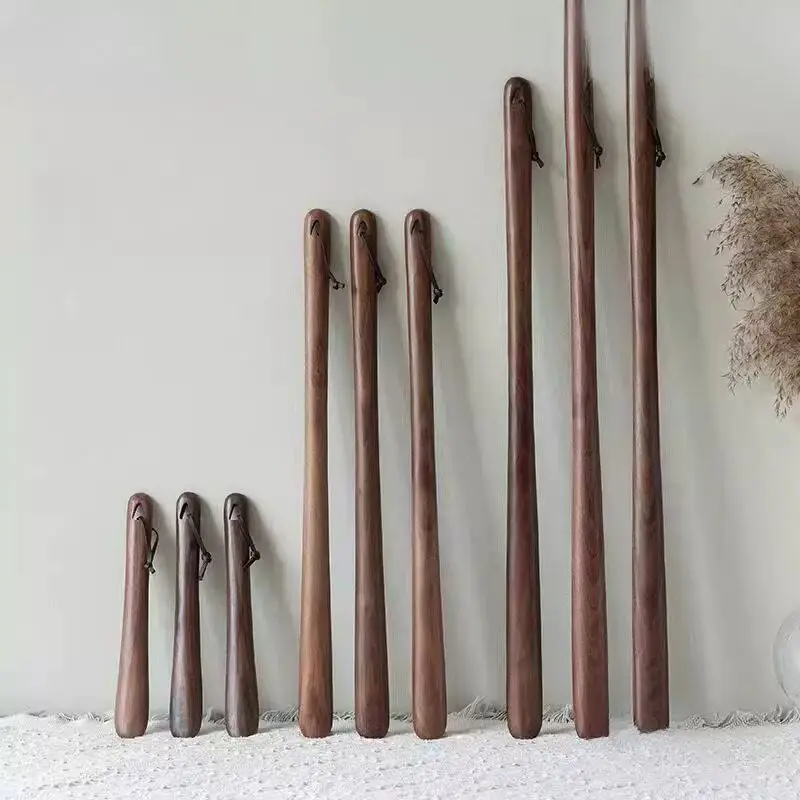 calcadeira-de-madeira-com-cabo-longo-para-uso-domestico-com-design-que-permite-a-circulacao-do-ar-e-haste-estendida-para-facilitar-o-calcar-de-sapatos-ferramenta-pratica-para-o-dia-a-dia