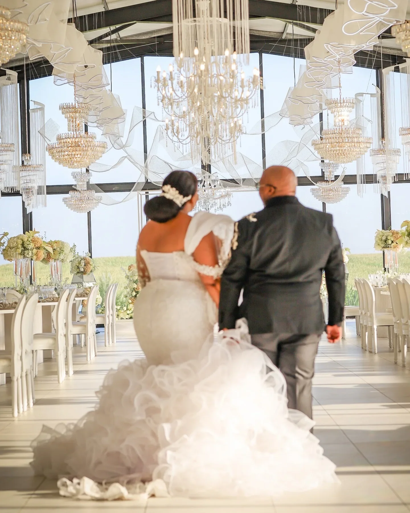 تخصيص الجمال العربية Aso Ebi حجم كبير فستان الزفاف حورية البحر للعروس قبالة الكتف طبقات الأورجانزا زي العرائس في الهواء الطلق