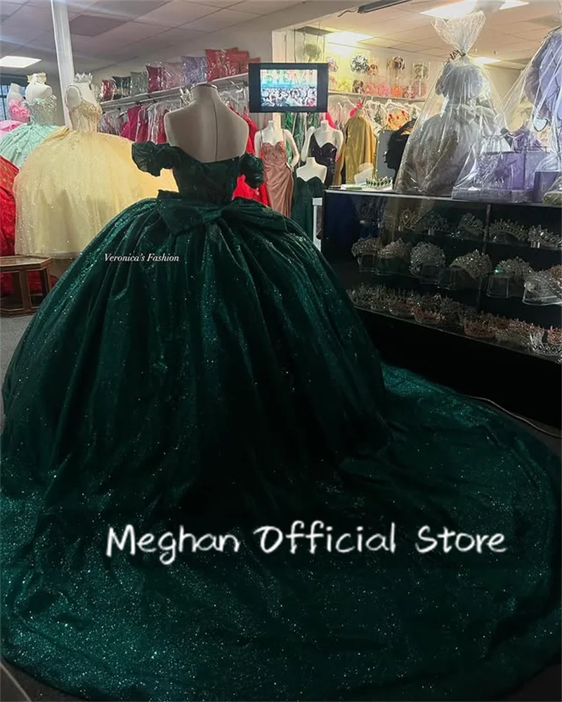 Abito Quinceanera verde con spalle scoperte 2025 Applicazioni in pizzo Abito da ballo con lacci Abito da laurea di 15 anni personalizzato