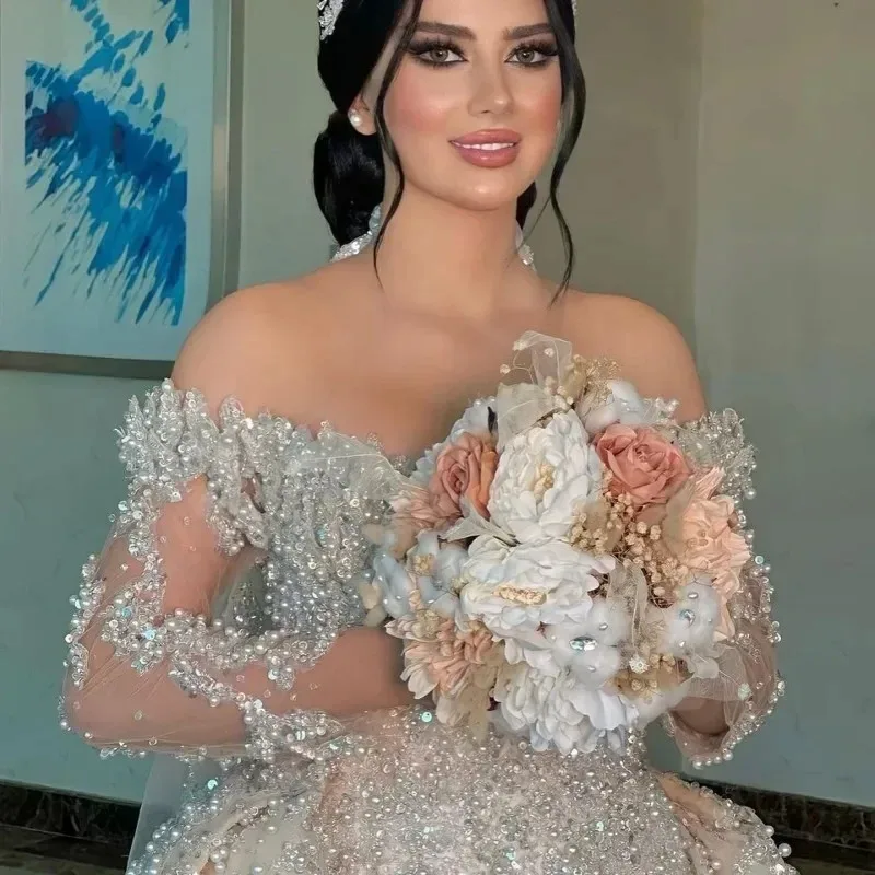 ชุดแต่งงานแบบเปิดไหล่ประดับมุกปี 2026 พร้อมกระโปรงแบบถอดได้ แขนยาว  ชุดเจ้าสาวแบบสั่งตัดได้