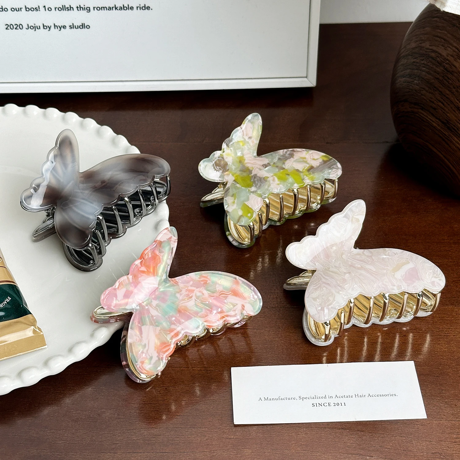 

Dowell Butterfly Grab Clip, High-end Acetate Hair Clip, Versatile Ponytail Shark Clip, Simple And Elegant Hair Accessory