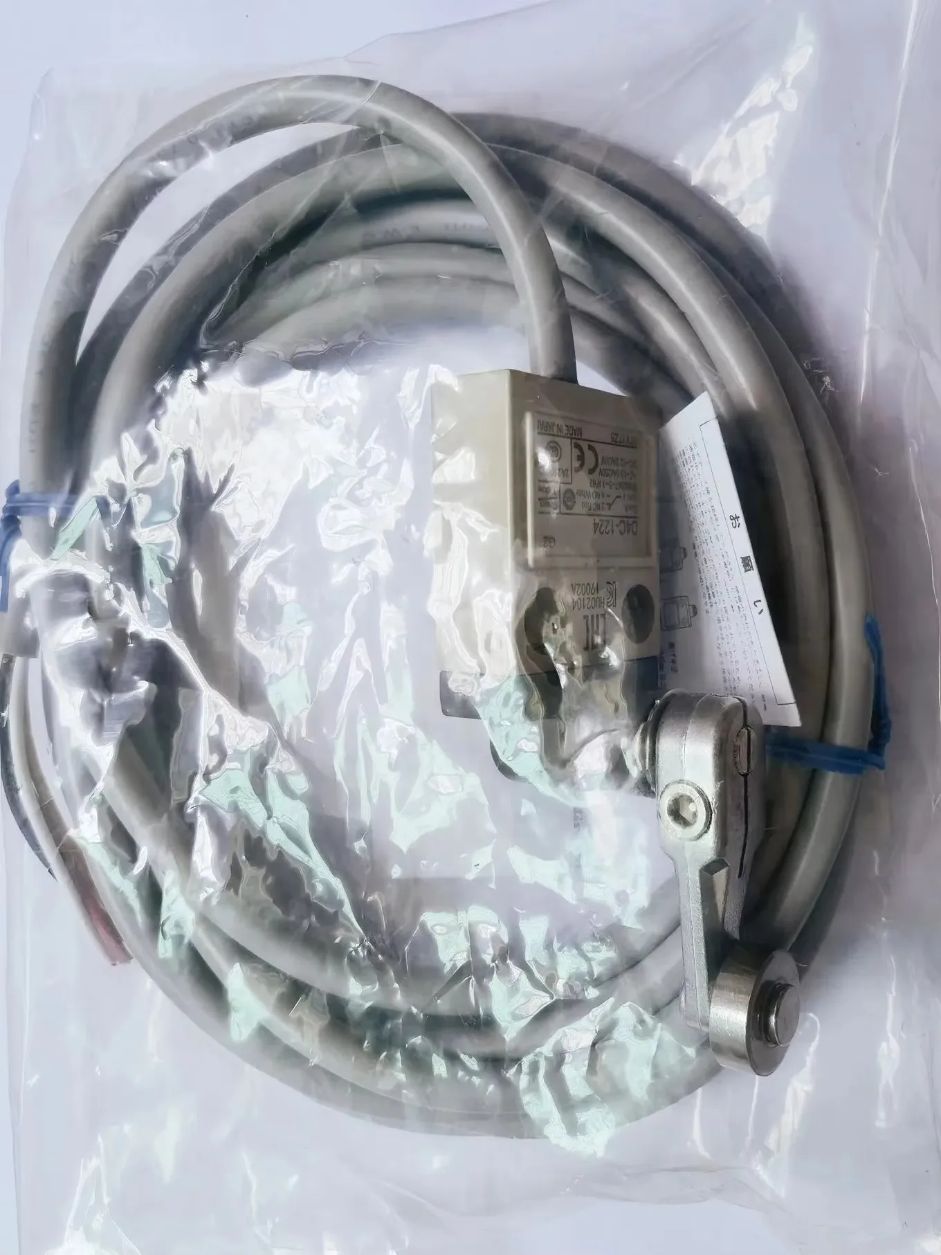 Original new 100% spot supply of high quality and new line waterproof stroke switch D4C-1224 D4C-1524 D4C-1724 limit switch