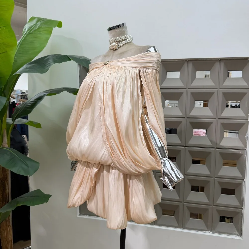 

Элегантное женское платье с драпировкой и асимметричным подолом, с открытыми плечами и вырезом-лодочкой, летний стиль