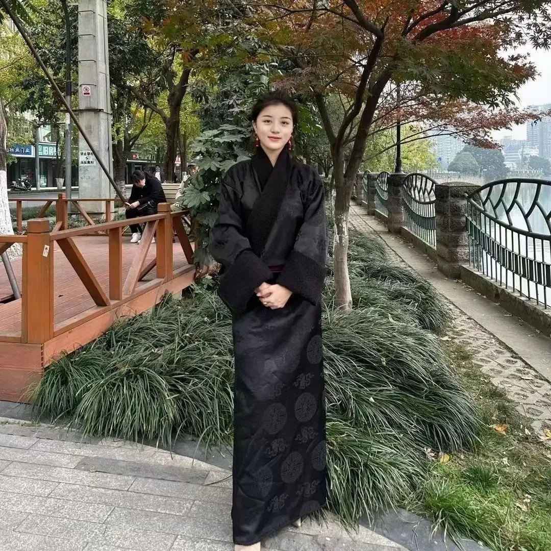 Couple models are worn outside Tibet in winter, thickened and versatile, high-end commuting, daily single-piece Tibetan robes.