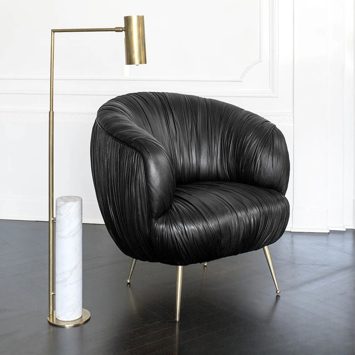 غرفة نوم بسيطة بتصميم إبداعي أمريكي ما بعد الحداثة