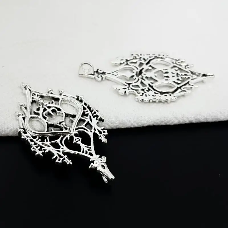 4 Stück Vintage Gothic-inspirierte Schlossfenster-Anhänger, hohle Herz-Schloss-Charms für DIY-Schmuckherstellung Zubehör – Detail 5