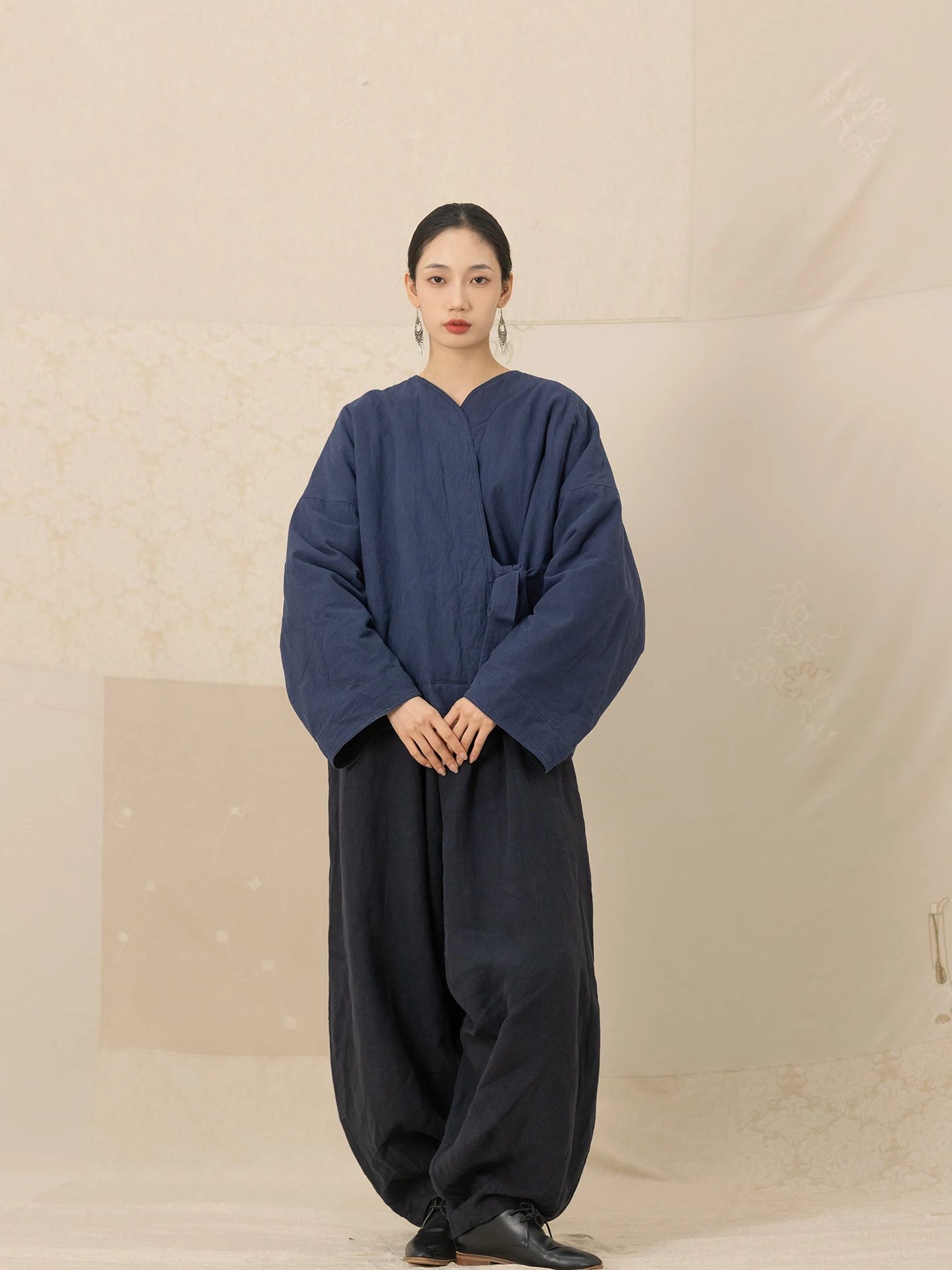 

Теплая хлопковая куртка с поясом, новинка, свободный крой, для повседневной носки, V-образный вырез, длинный рукав, утепленная хлопковая одежда для женщин