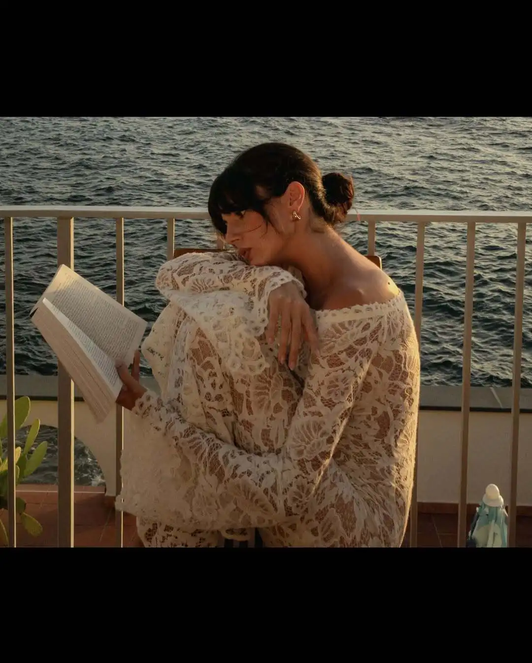 Vestido de encaje romántico transparente y elegante con un solo hombro, vestido base de manga larga para otoño e invierno.