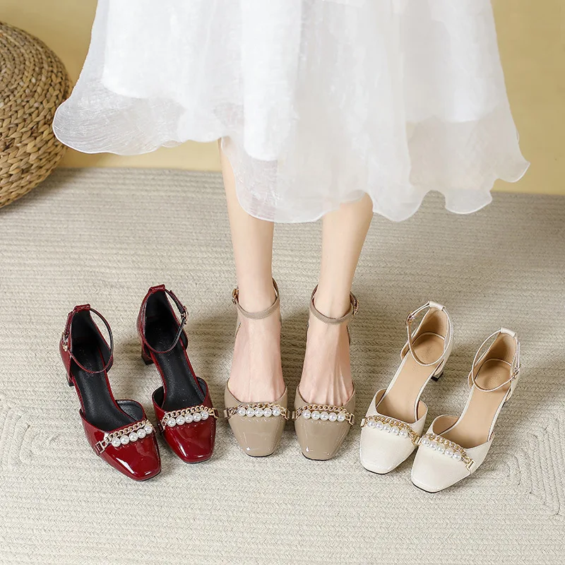 

Женские сандалии с закрытым носком на толстом каблуке, летние, новые, с жемчугом, квадратным носком, ажурные, модные, в уличном стиле