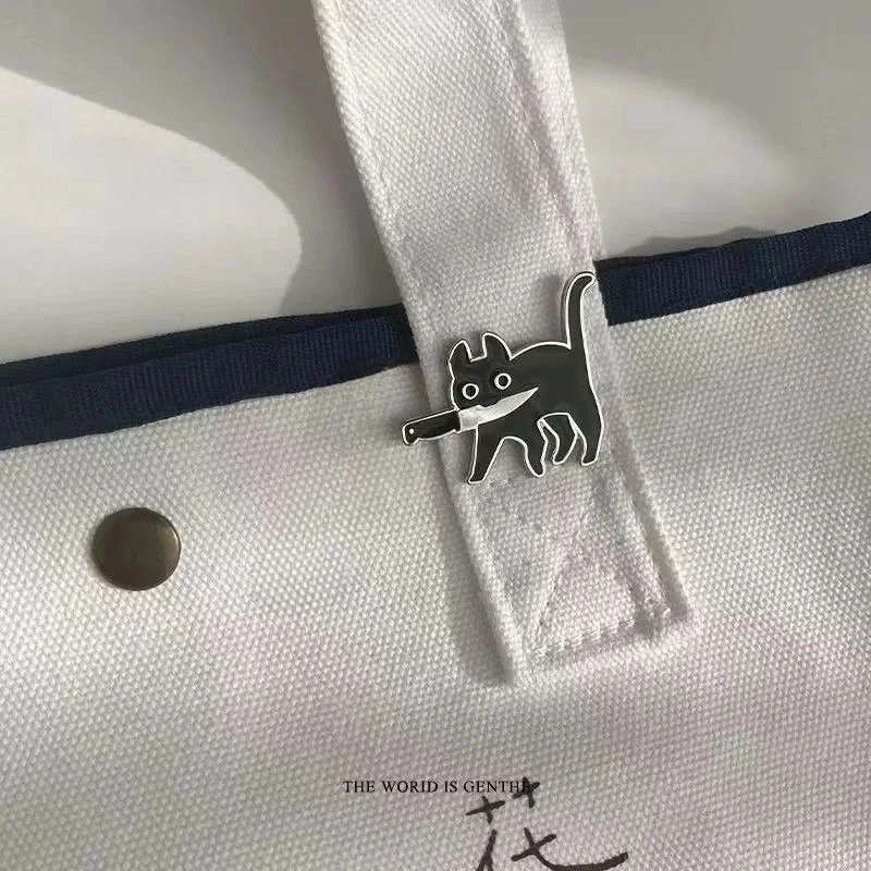 الكرتون الإبداعية القطة السوداء عقد سكين نمط بروش تنوعا نازف النفط شارة معدنية الملابس حقيبة الملحقات بروش