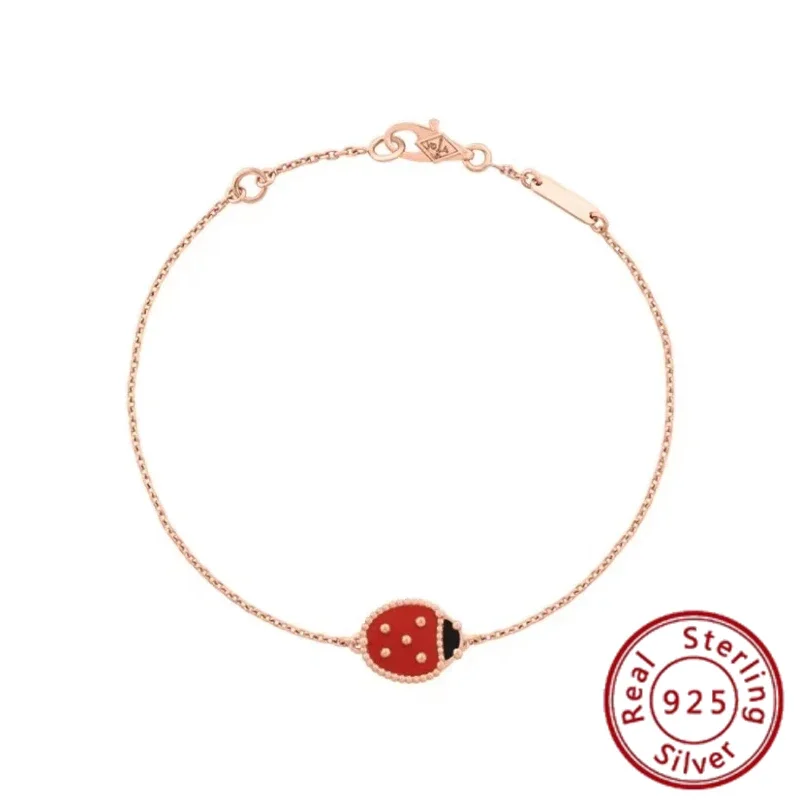 

Очаровательный аксессуар для испанского медведя из серебра S925 — улучшите свою модную игру с элегантностью и доступностью