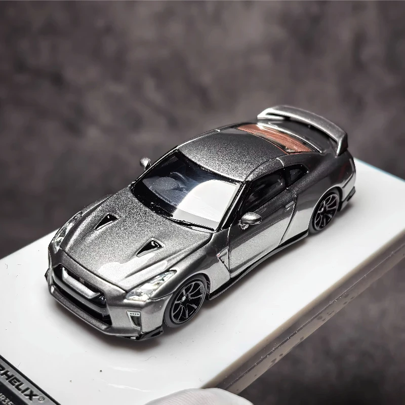 modellino-in-scala-1-64-gt-r-r35-track-edition-nismo-una-miniatura-in-lega-pressofusa-per-collezionismo-ed-esposizione