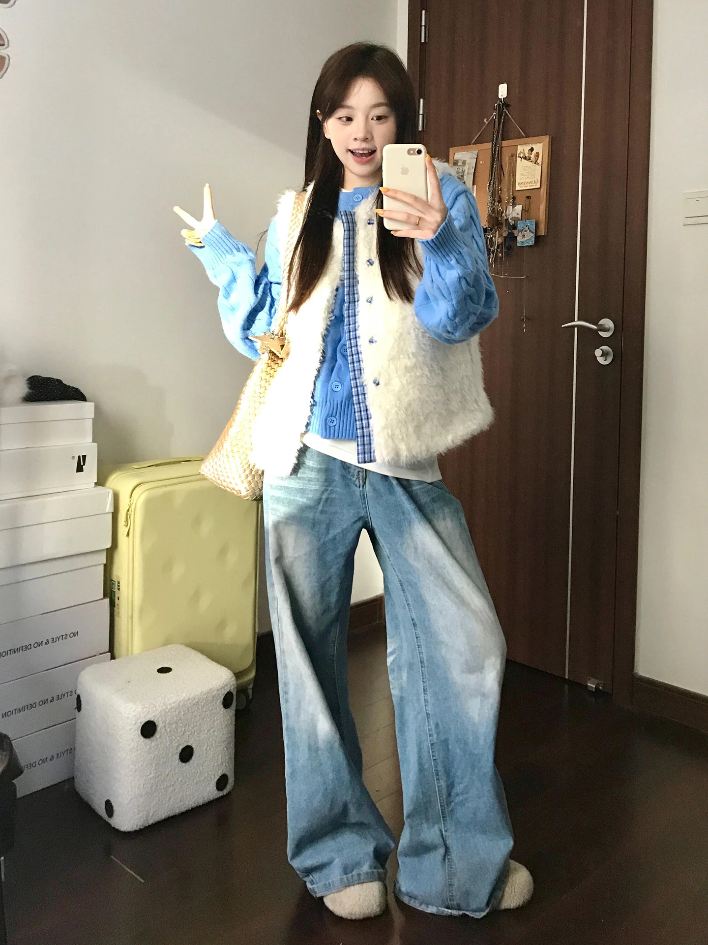 เสื้อกั๊กขนแกะสีขาวสวยงามสไตล์เกาหลีสำหรับผู้หญิง ฤดูหนาว 2026 ใหม่ ดีไซน์ไม่ซ้ำใคร น่ารัก ชุดเสื้อสเวตเตอร์แบบซ้อนทับ ผ้าโพลีเอสเตอร์