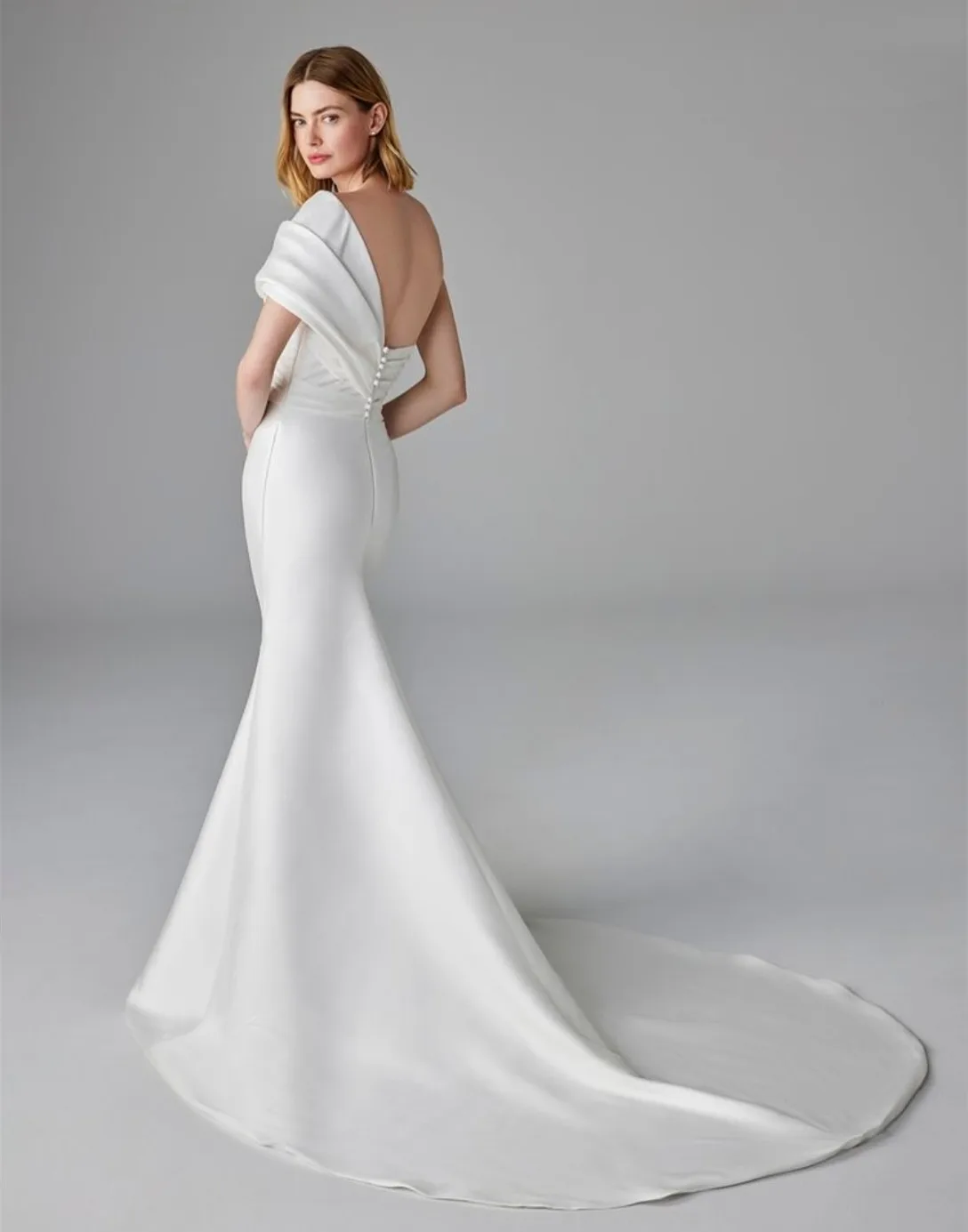 فساتين زفاف طويلة من الساتان مخصصة مع شق حورية البحر بكتف واحد وسحاب خلفي سويب تراين فساتين زفاف للنساء