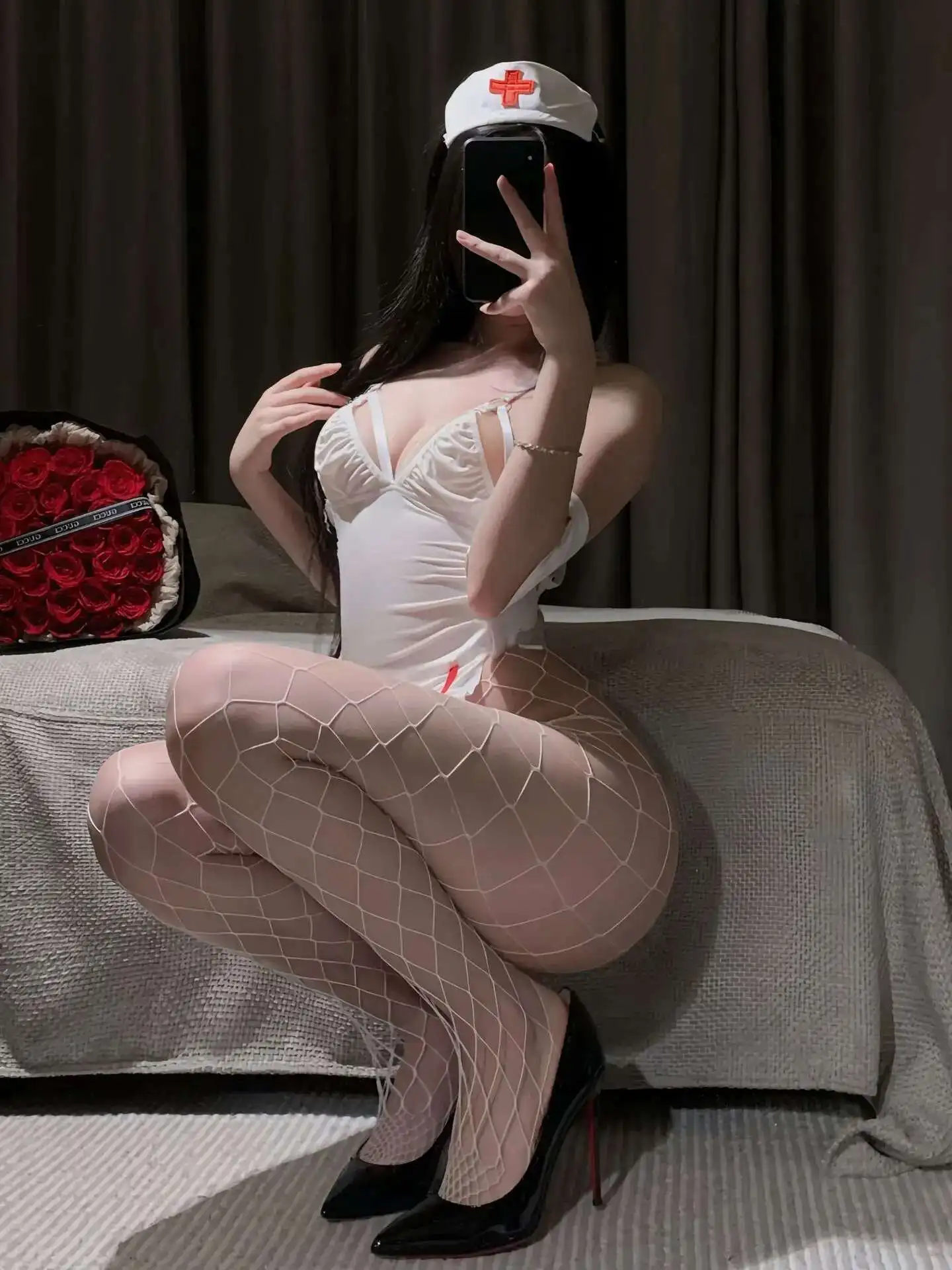 Lencería de charol para enfermera, uniforme Sexy con tirantes finos, camisón que abraza la cadera, vestido elegante a la moda, dulce coreano para mujer 66D7