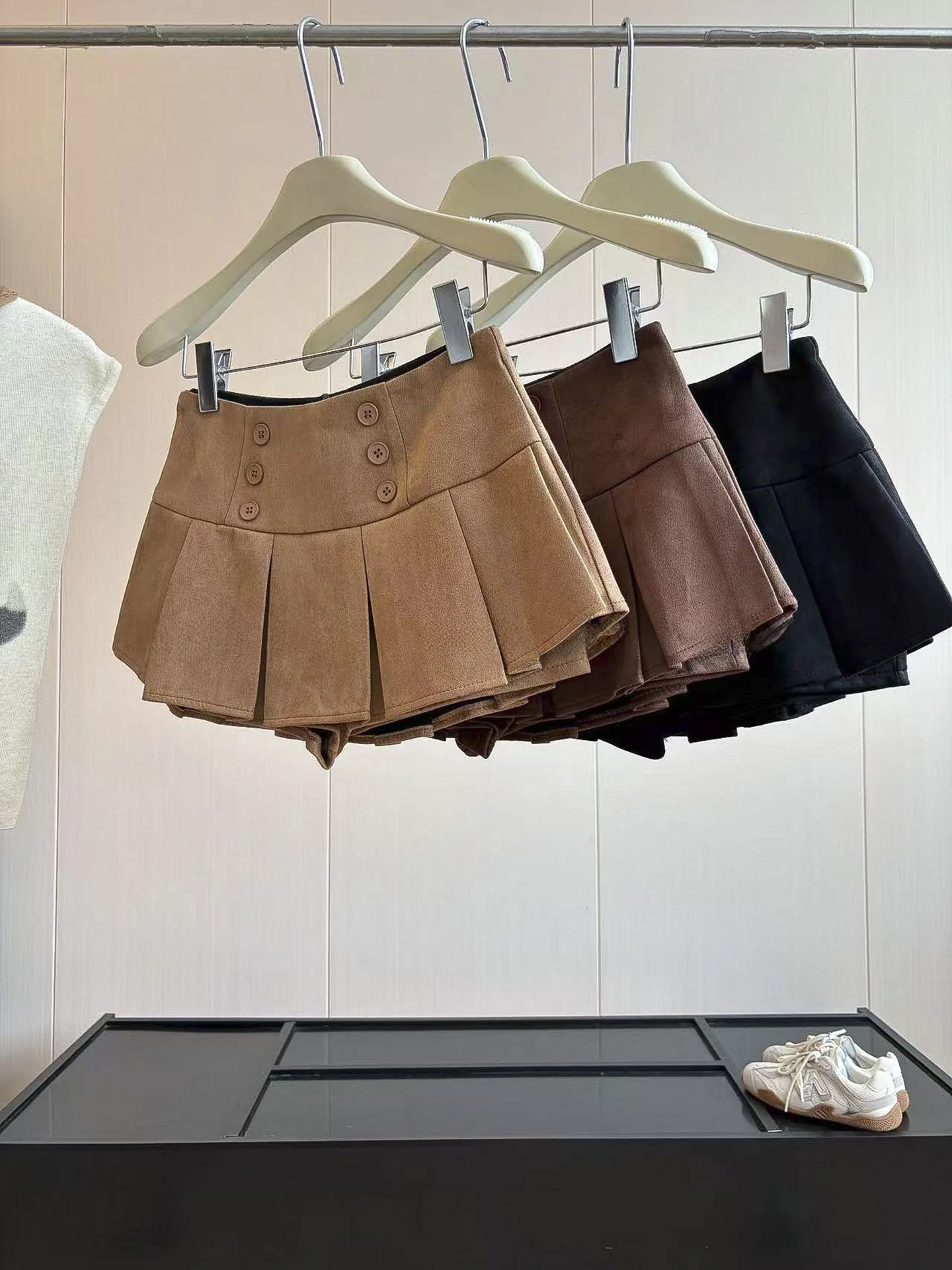 Low Waist Suede Pleated Skirt Women's Autumn 2026 New Style Sexy Half Body Pants Standard Fit High Waist Polyester Fiber