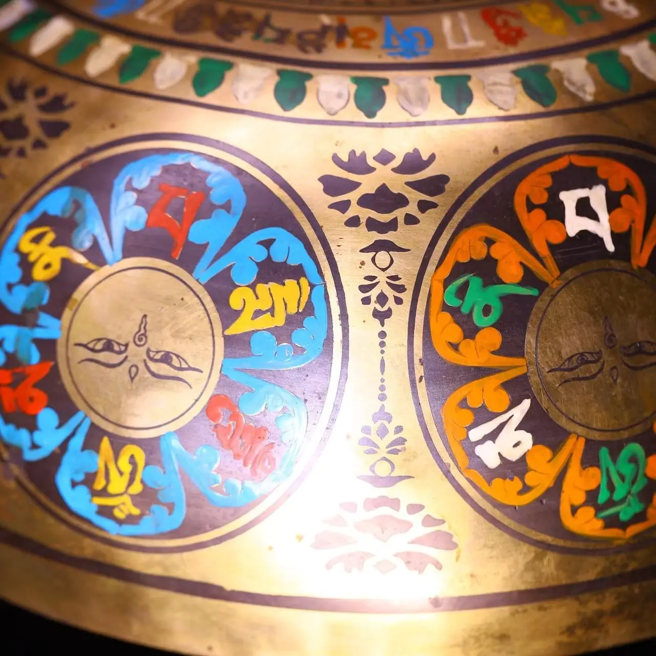 Old Bronze Painted 1000 arms Guanyin Buddha Buddhist Music Bowl Prayer Bowl Amulet Town house