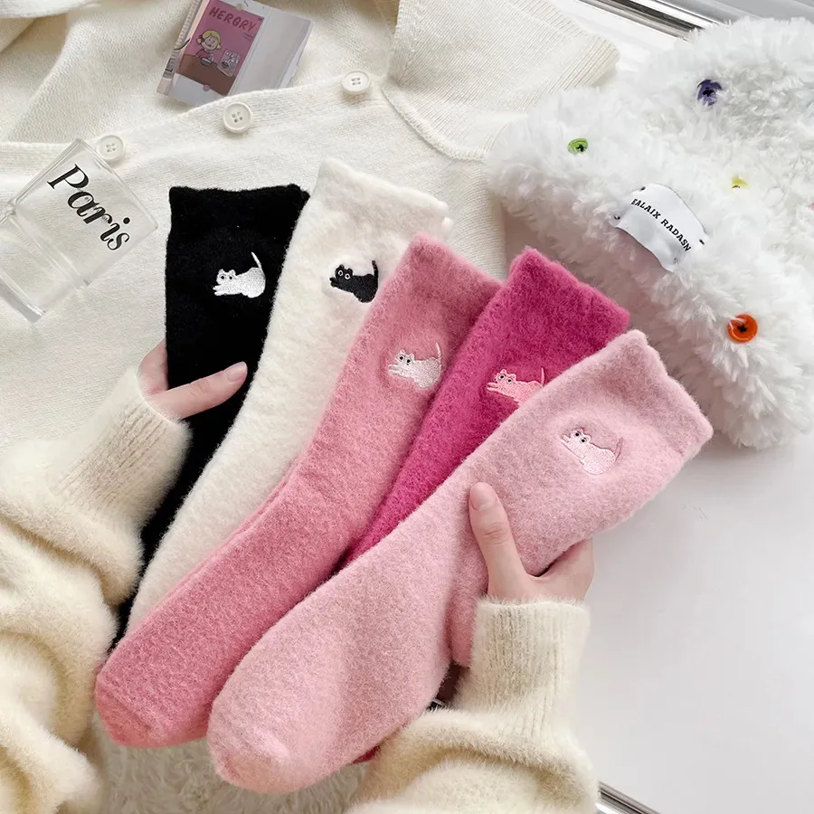 

5 Pairs Thick White Women's Mid-Calf Socks Fall Winter Warm Cartoon Embroidered Cute Cat Home Fuzzy Socks Female Fluffy Socks