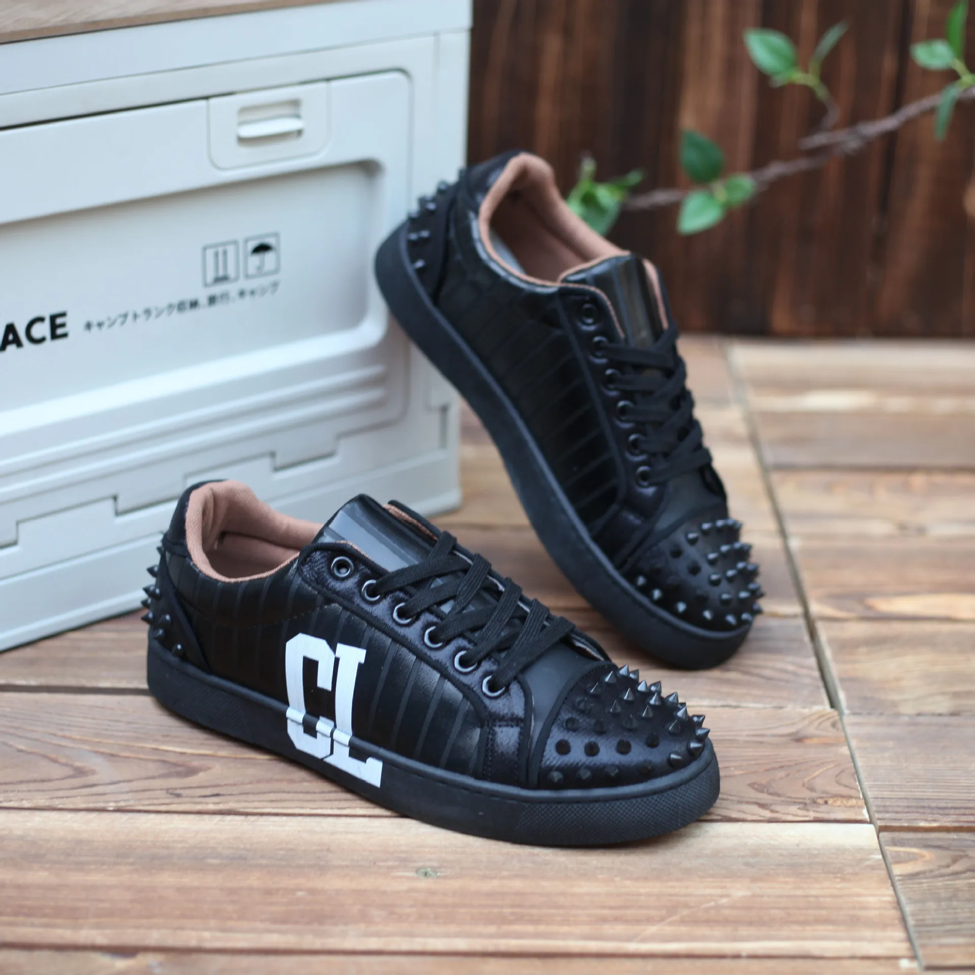 

2024 New Men's Casual Rivet Board Shoes Red Sole Fashion Casual Shoes Spirit Guy Trendy Men's Shoes Fashion Handsome