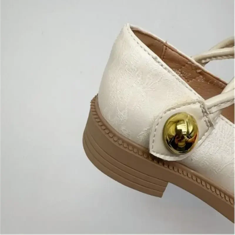 أحذية الفتيات من الجلد مع نعل ناعم فم مربع حلو أنيق 2025 خريف نمط جديد مطرز النمط الصيني الفتيات الأميرة S