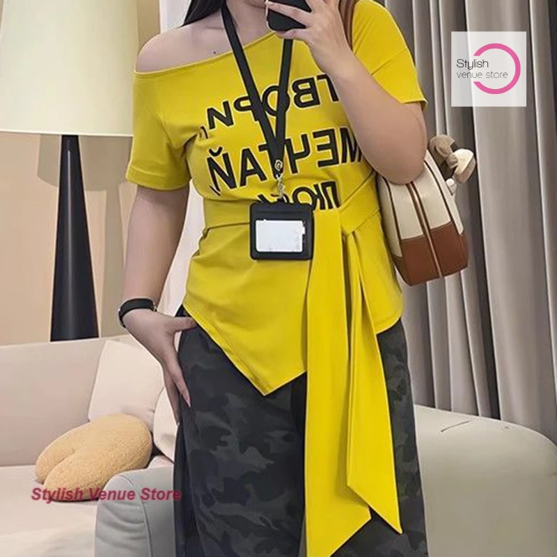 تي شيرت نسائي صيفي بأكمام قصيرة وكتف قطري مطبوع عليه حروف أمريكية، حزام عصري جديد، تصميم نحيف، توابل.